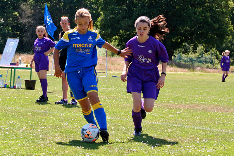 claremont_football_girlsx2